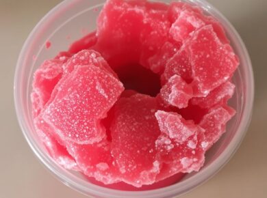 Roter Slushy im Plastikbecher