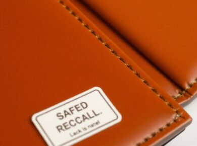 Eine Ledergeldbörse mit einer Warnung