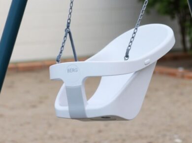 Babykasten kippt gefährlich um