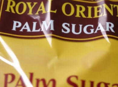 Ein Sack Palmzucker mit Warnhinweis.