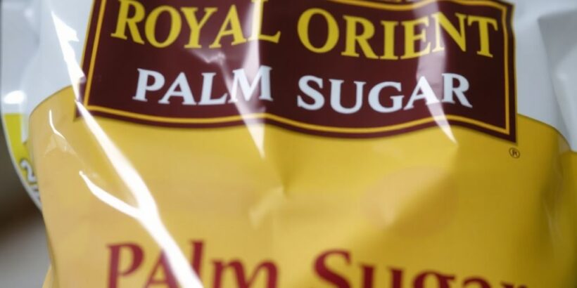 Ein Sack Palmzucker mit Warnhinweis.