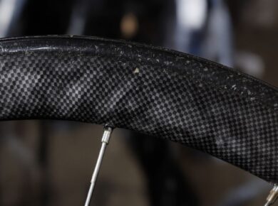 Schwarzer Carbon-Felgenrand eines Fahrrads