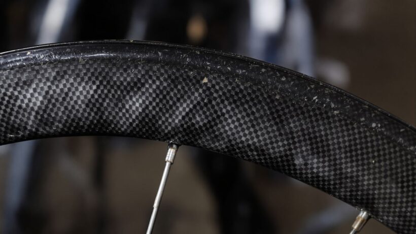 Schwarzer Carbon-Felgenrand eines Fahrrads