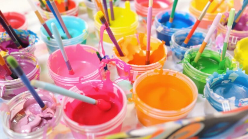 Leuchtende Malsets für Kinder mit Farben und Pinseln.