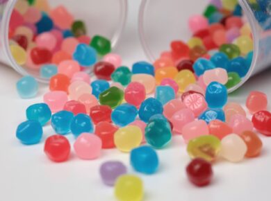 Kleine, bunte Geleesüßigkeiten in Minibechern.