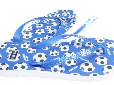 Blaue Fußball-Pantoletten