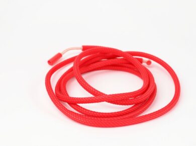 Rotes Springseil auf weißem Untergrund