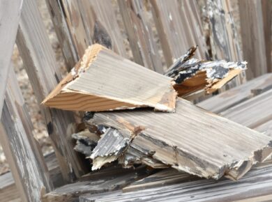 Zerbrochener Holz-Liegestuhl