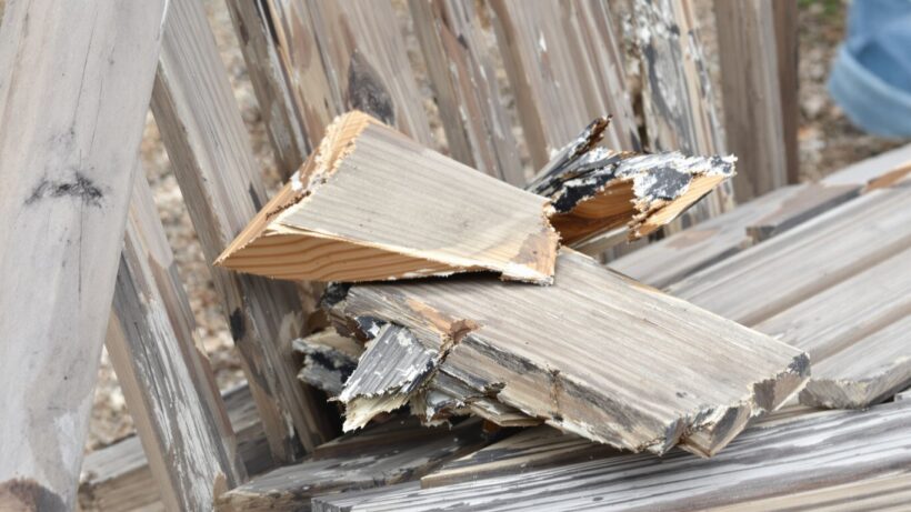 Zerbrochener Holz-Liegestuhl