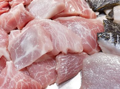 Fischfilets auf Edelstahloberfläche mit Eiskristallen