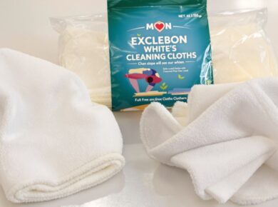 Verpackung Reinigungstücher weiß, einzelne Tücher herausgezogen