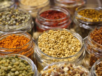 Gewürzmischungen in Gläsern