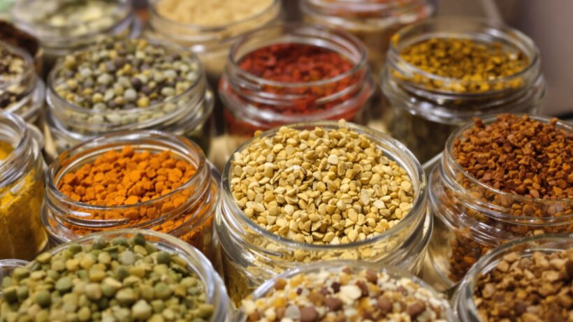 Gewürzmischungen in Gläsern