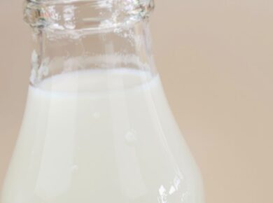 Milchflasche mit Tropfen