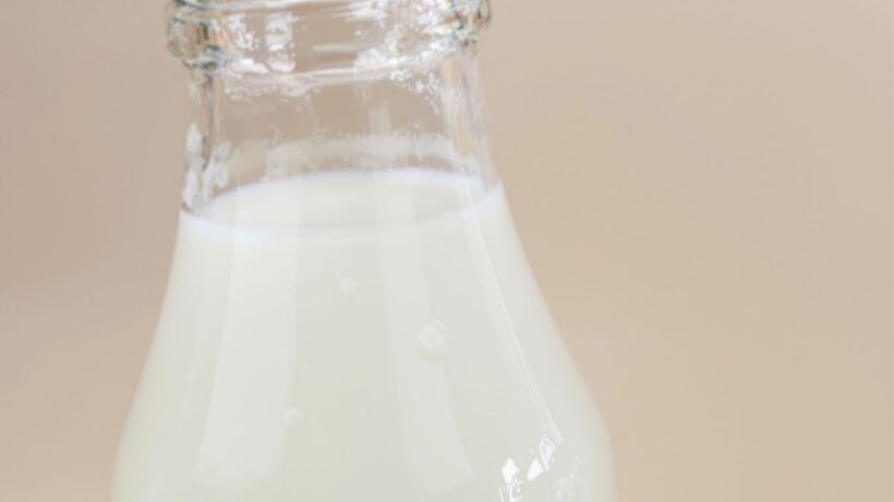 Milchflasche mit Tropfen