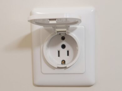 Defekte Steckdose mit offenem Berührungsschutz