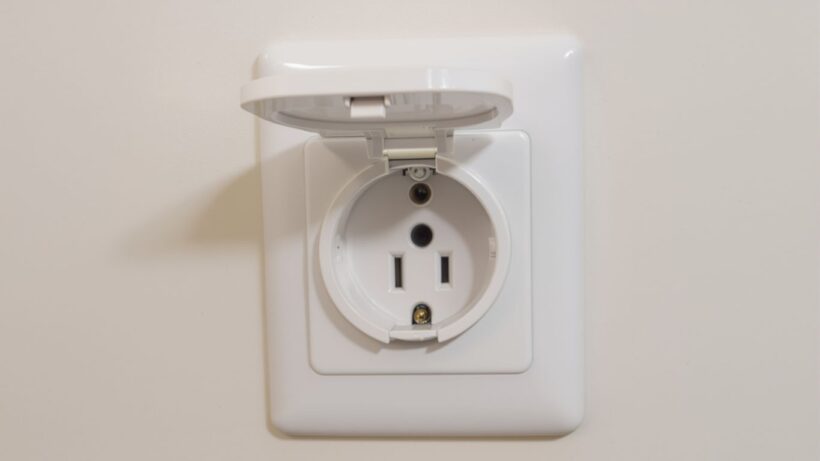 Defekte Steckdose mit offenem Berührungsschutz