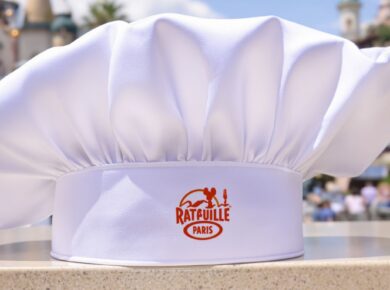 Weiße Kochmütze im Stil von Ratatouille im Vordergrund