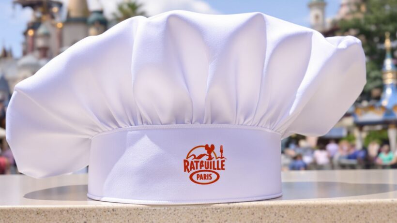 Weiße Kochmütze im Stil von Ratatouille im Vordergrund