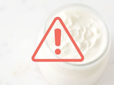 Kefirflasche mit Warnsymbol