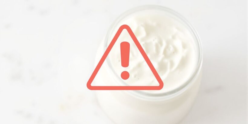 Kefirflasche mit Warnsymbol