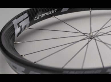 Nahaufnahme eines Carbon-Fahrradlaufrads mit sichtbarer Struktur