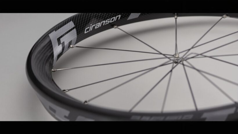 Nahaufnahme eines Carbon-Fahrradlaufrads mit sichtbarer Struktur