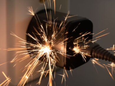 Gefährliches USB-Ladegerät mit Funkenflug