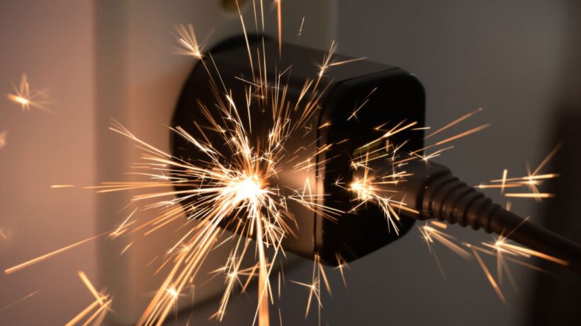 Gefährliches USB-Ladegerät mit Funkenflug