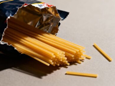 Nudeln fallen aus einer Packung, Rückruf wegen Staphylokokken.