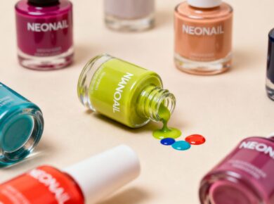 NEONAIL Nagellack Flaschen, einige verschüttet