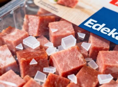 EDEKA Rohschinkenwürfel mit Kunststoffteilen